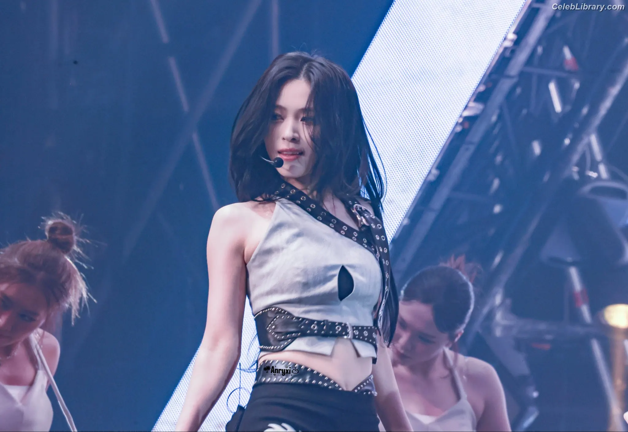 Ryujin (ITZY) photo 16 of 522