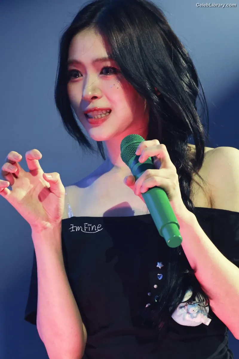 Ryujin (ITZY) photo 17 of 522
