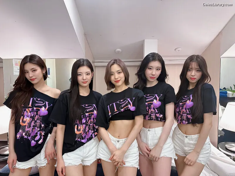 Ryujin (ITZY) photo 12 of 522