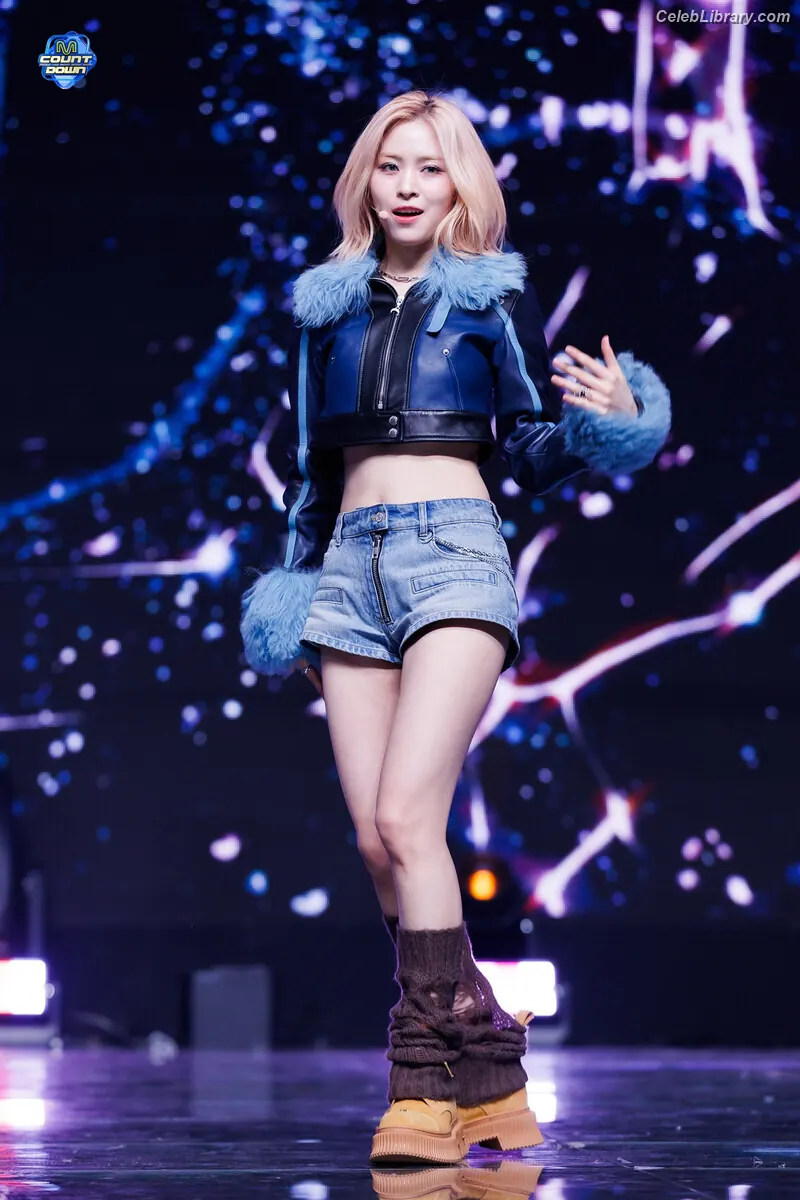 Ryujin (ITZY) photo 19 of 522