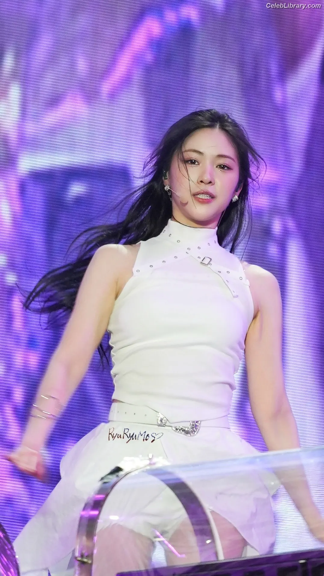 Ryujin (ITZY) photo 24 of 522