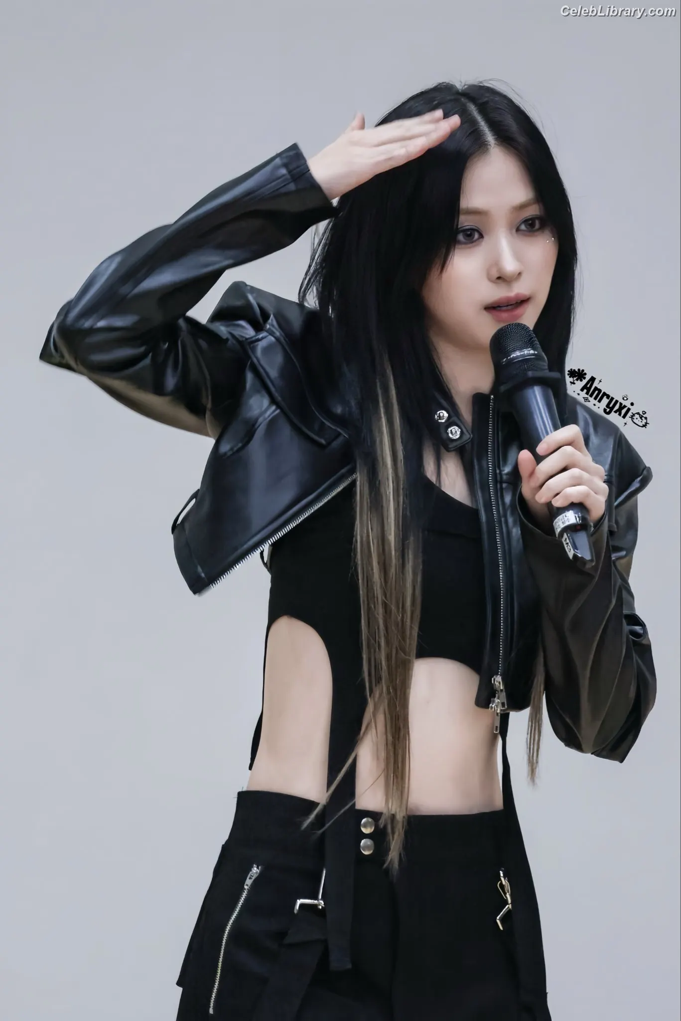 Ryujin (ITZY) photo 4 of 522