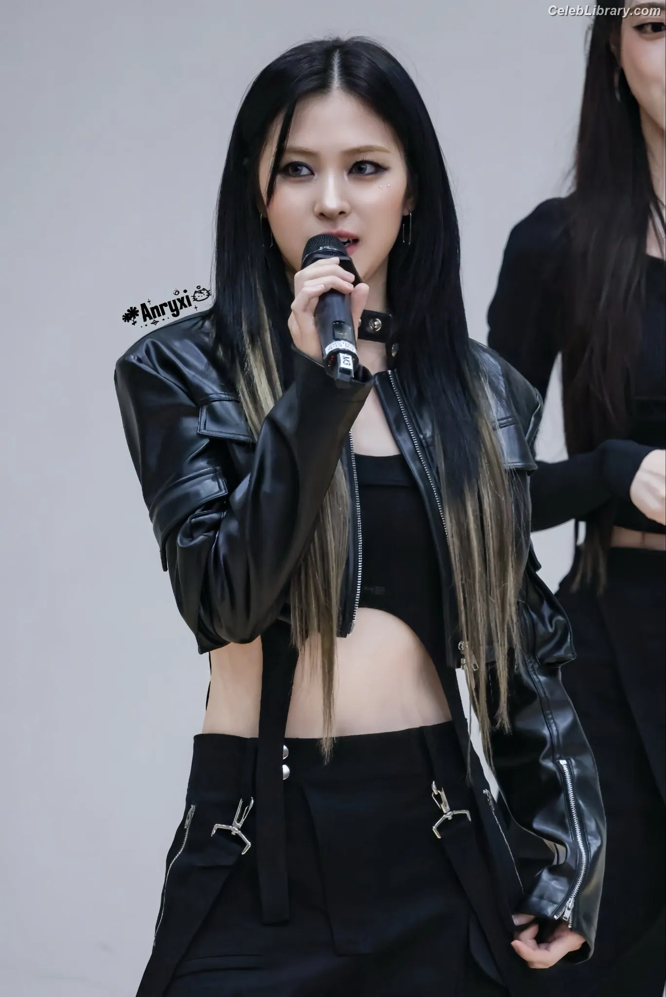 Ryujin (ITZY) photo 14 of 522