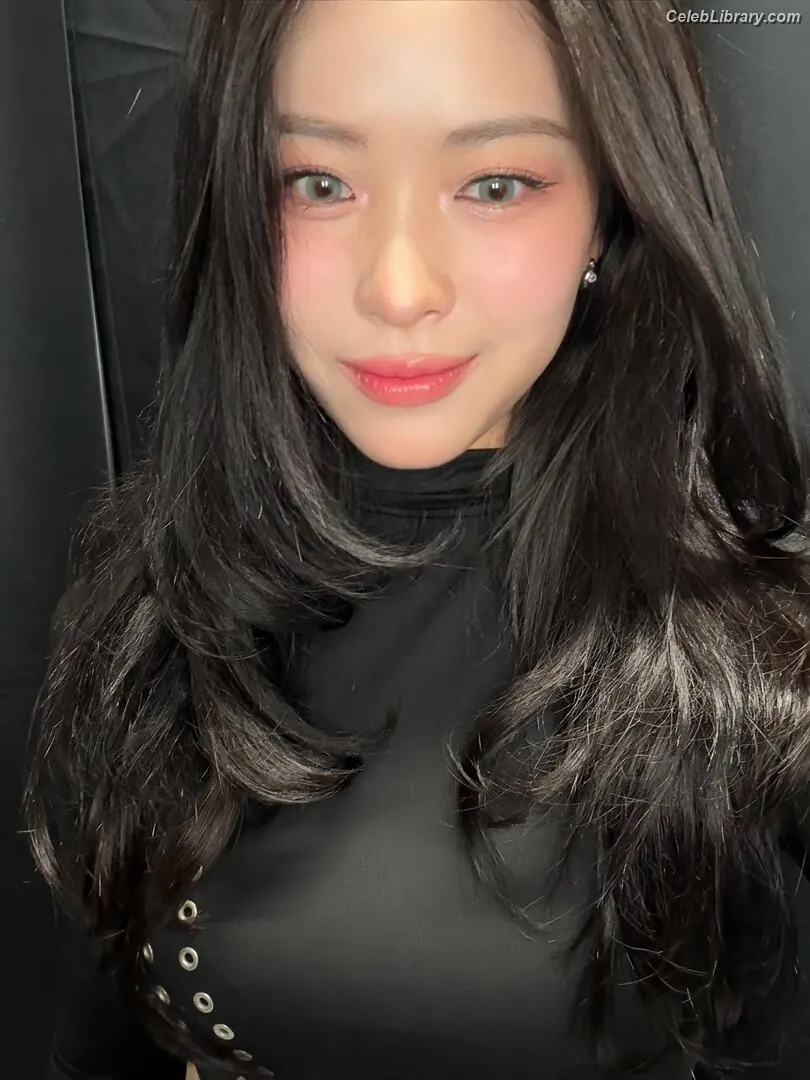 Ryujin (ITZY) photo 24 of 522