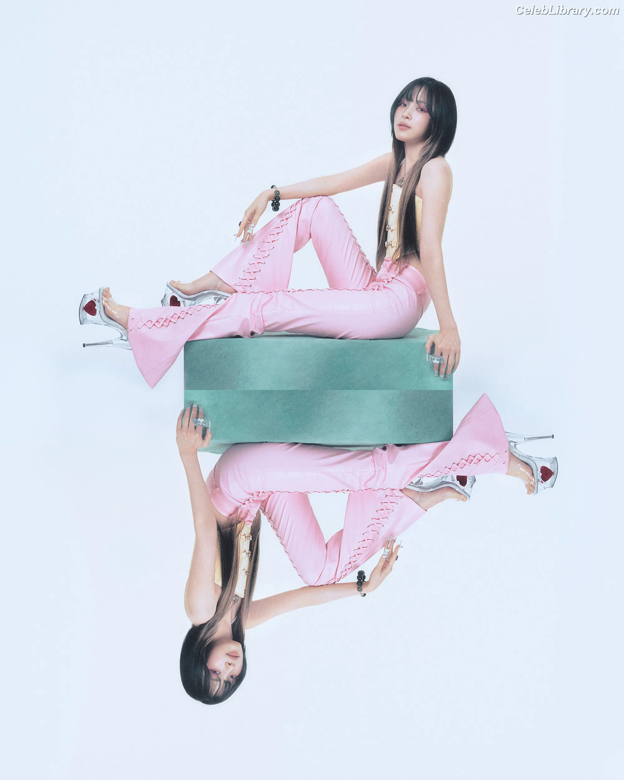 Ryujin (ITZY) photo 9 of 522