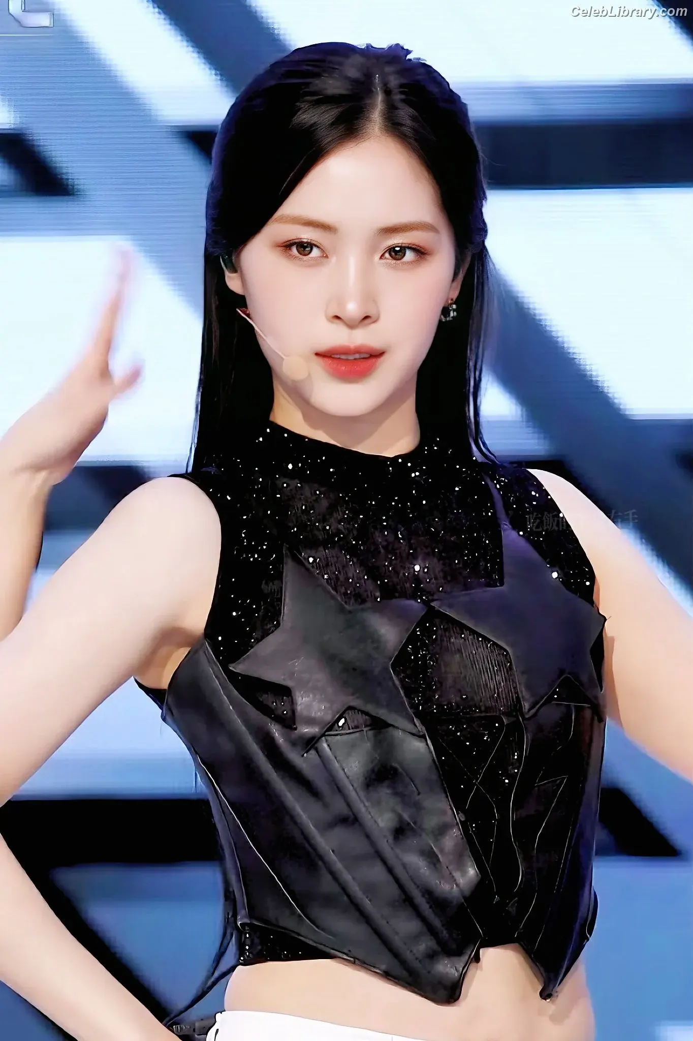 Ryujin (ITZY) photo 13 of 522