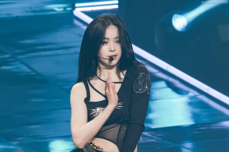 Ryujin (ITZY) photo 2 of 523