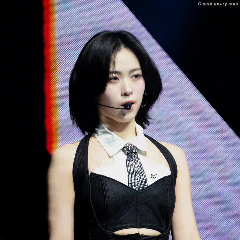 Ryujin (ITZY) photo 5 of 523