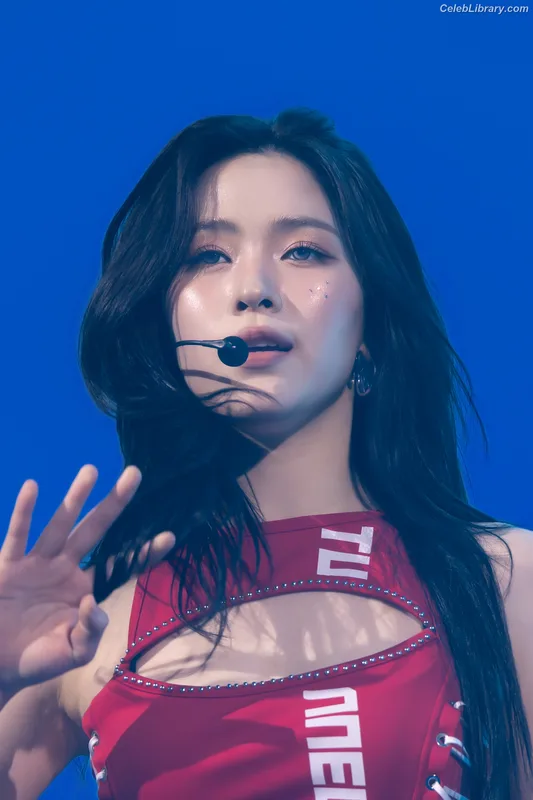 Ryujin (ITZY) photo 9 of 523