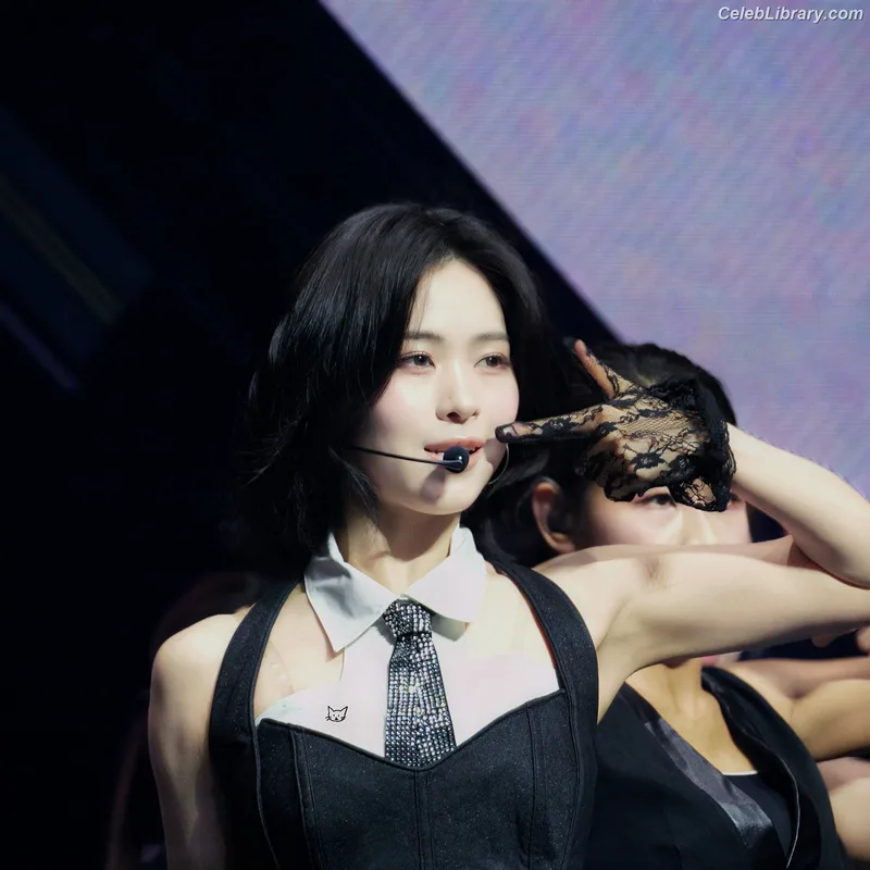Ryujin (ITZY) photo 10 of 523