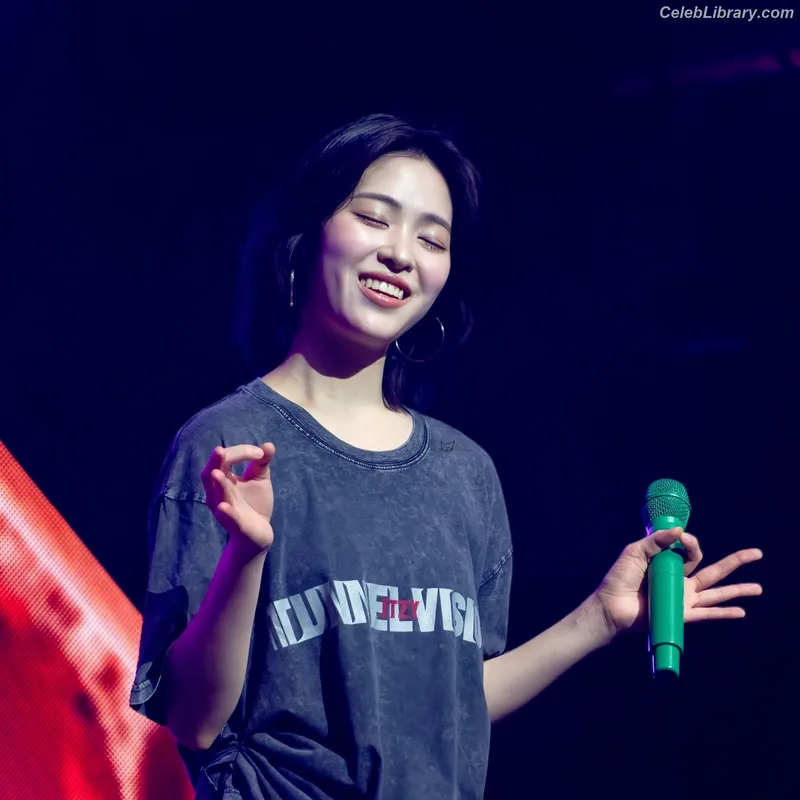 Ryujin (ITZY) photo 15 of 523