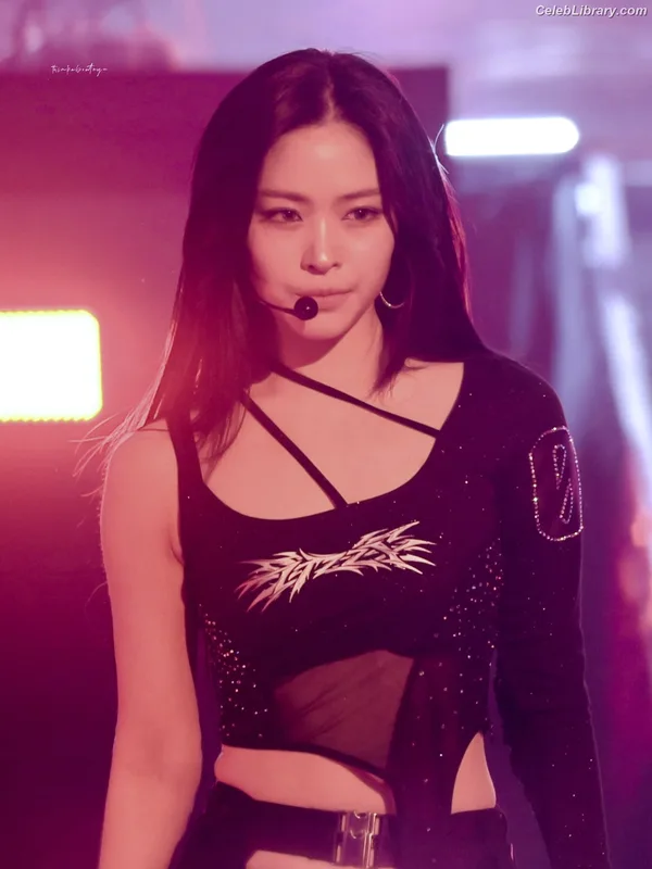 Ryujin (ITZY) photo 23 of 523