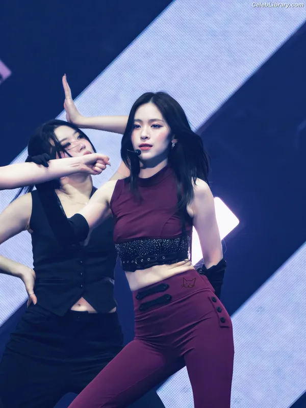 Ryujin (ITZY) photo 24 of 523