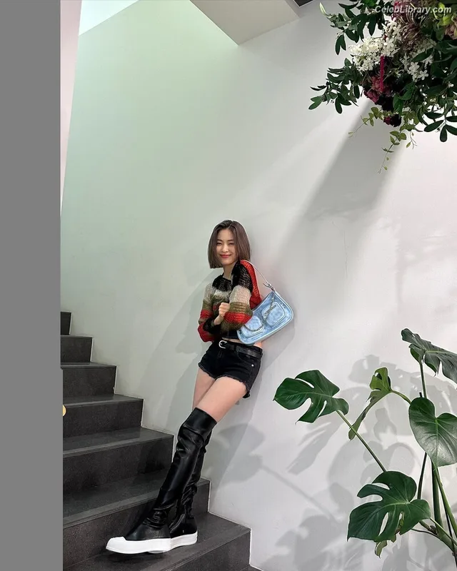 Ryujin (ITZY) photo 4 of 523