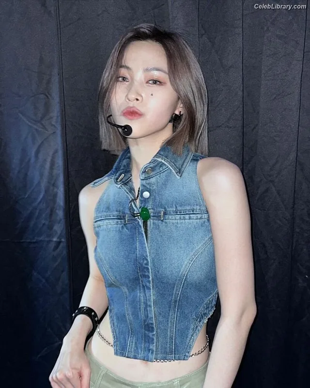 Ryujin (ITZY) photo 5 of 523