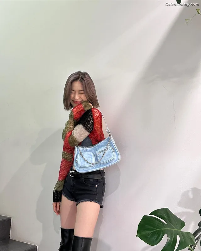 Ryujin (ITZY) photo 11 of 523