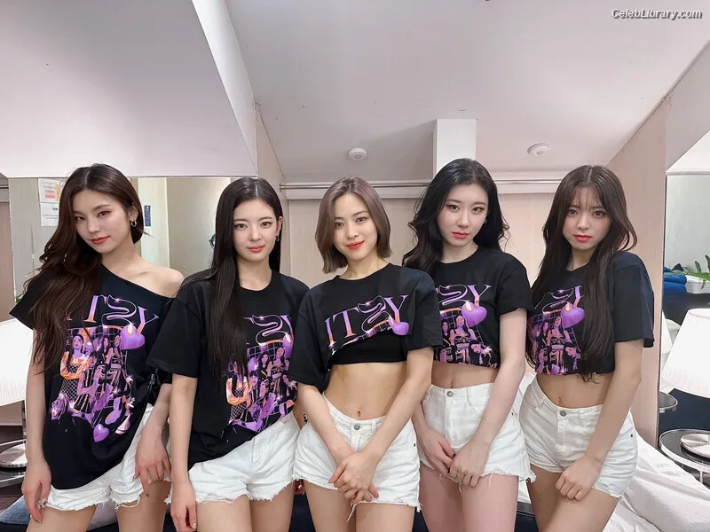Ryujin (ITZY) photo 12 of 523