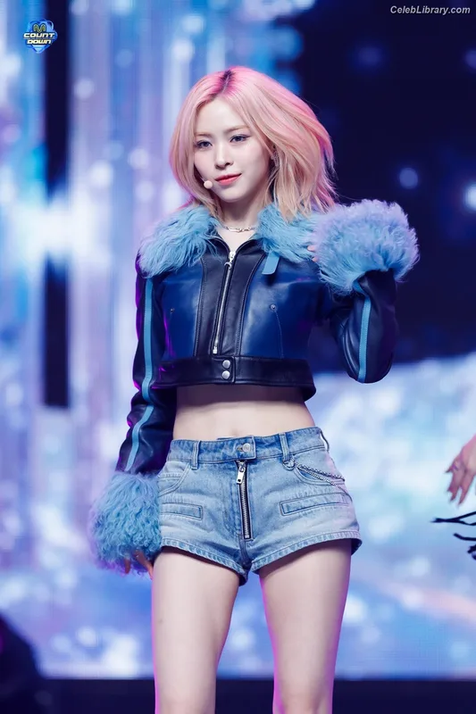 Ryujin (ITZY) photo 15 of 523