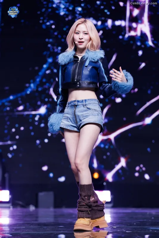 Ryujin (ITZY) photo 19 of 523