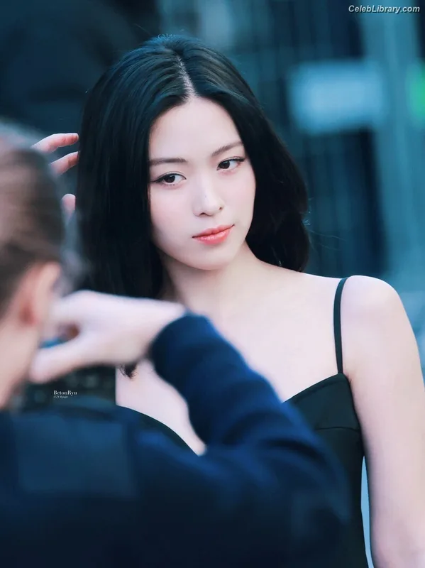 Ryujin (ITZY) photo 2 of 523