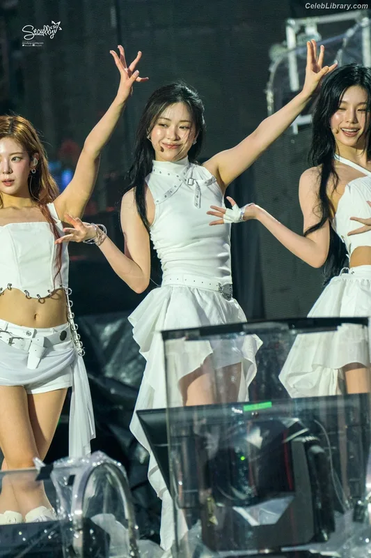 Ryujin (ITZY) photo 19 of 523