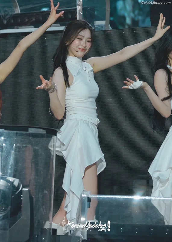 Ryujin (ITZY) photo 21 of 523