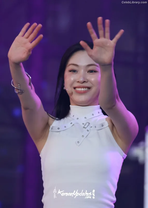 Ryujin (ITZY) photo 22 of 523