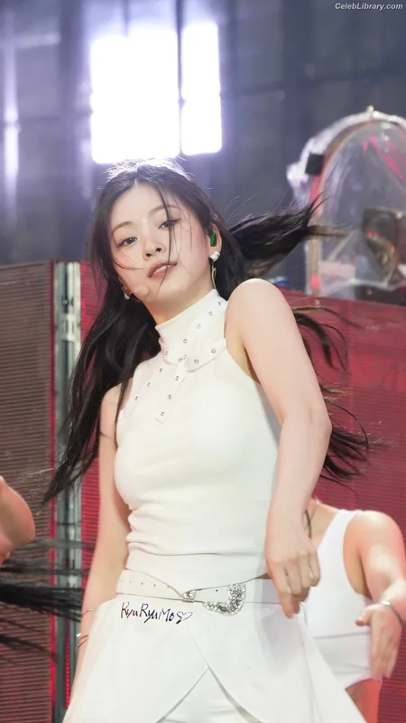 Ryujin (ITZY) photo 23 of 523