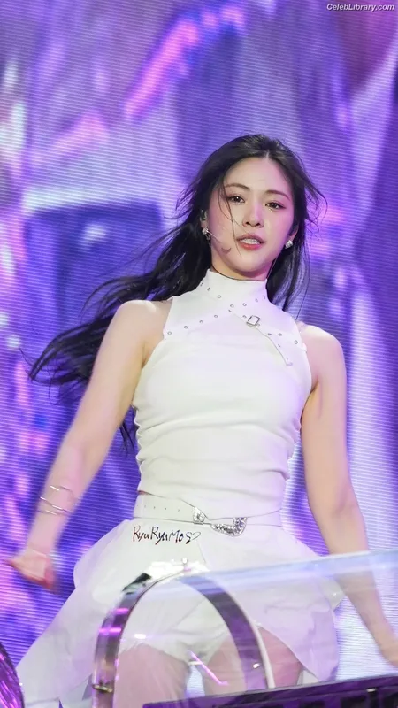 Ryujin (ITZY) photo 24 of 523