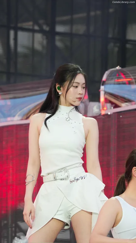 Ryujin (ITZY) photo 2 of 523