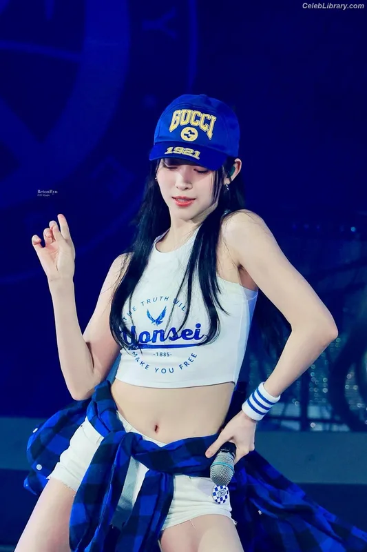 Ryujin (ITZY) photo 3 of 523