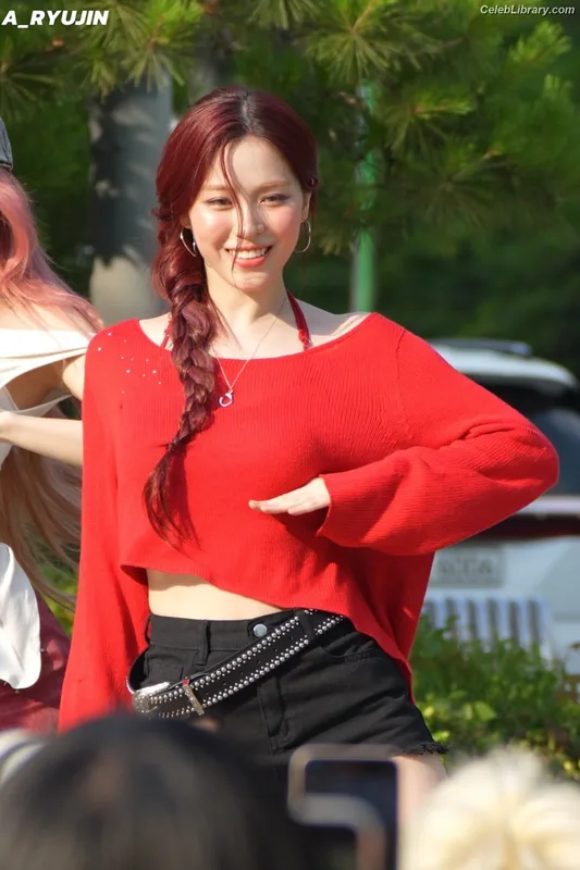 Ryujin (ITZY) photo 8 of 523