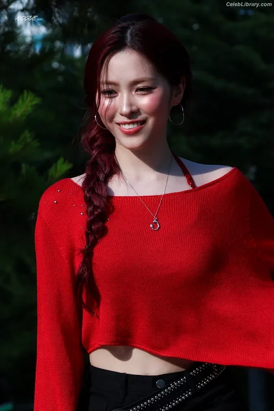 Ryujin (ITZY) photo 10 of 523