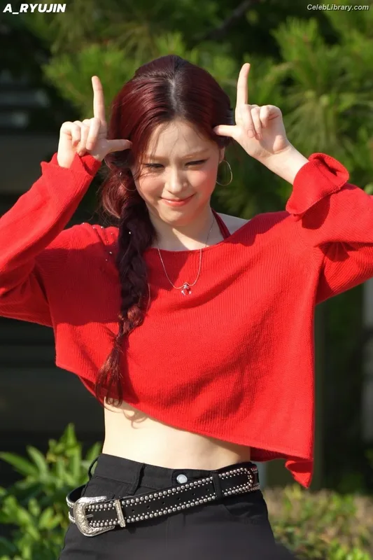 Ryujin (ITZY) photo 12 of 523