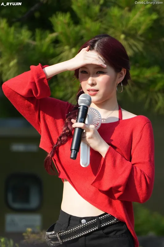 Ryujin (ITZY) photo 15 of 523