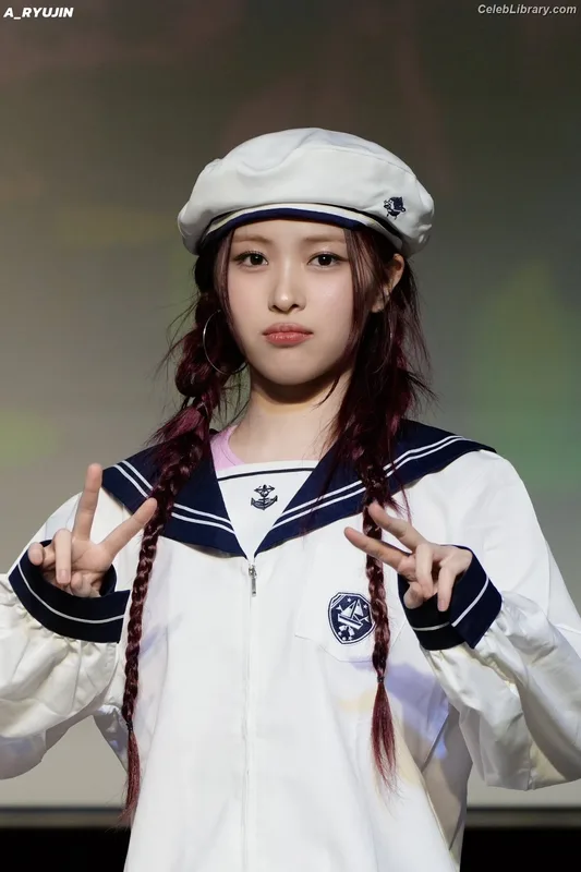 Ryujin (ITZY) photo 19 of 523