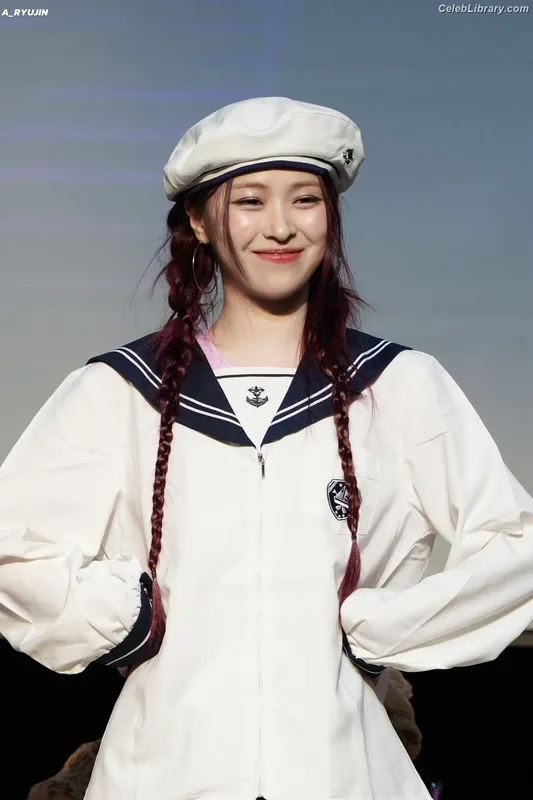 Ryujin (ITZY) photo 21 of 523