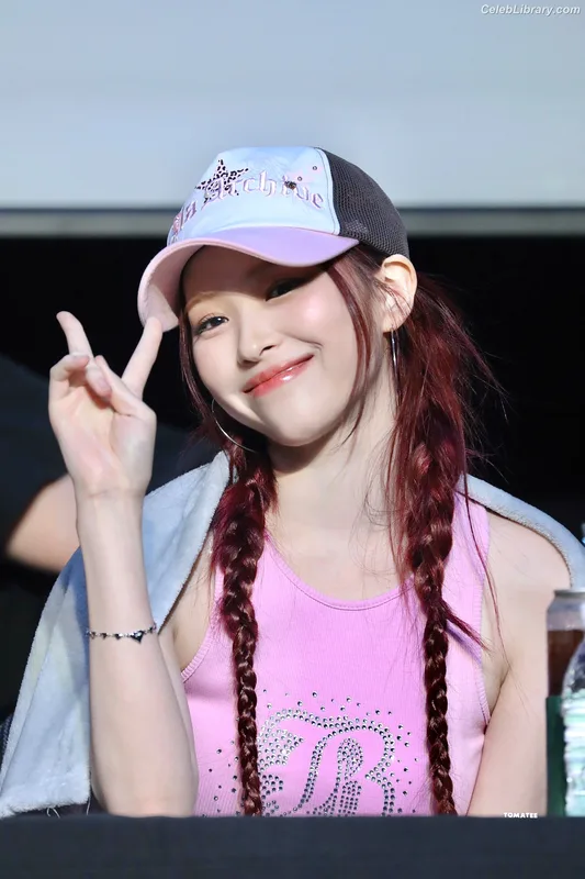 Ryujin (ITZY) photo 22 of 523