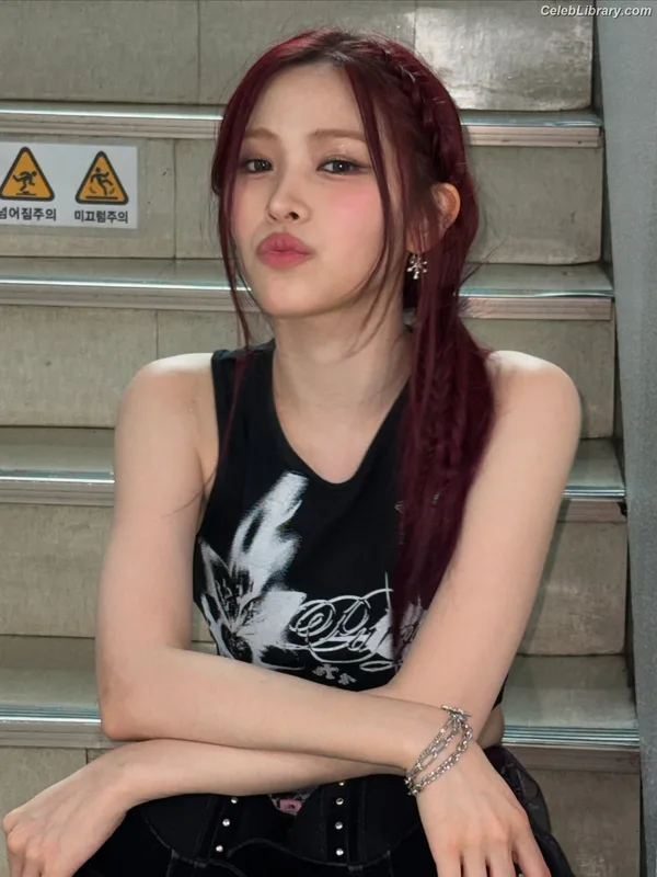 Ryujin (ITZY) photo 3 of 523
