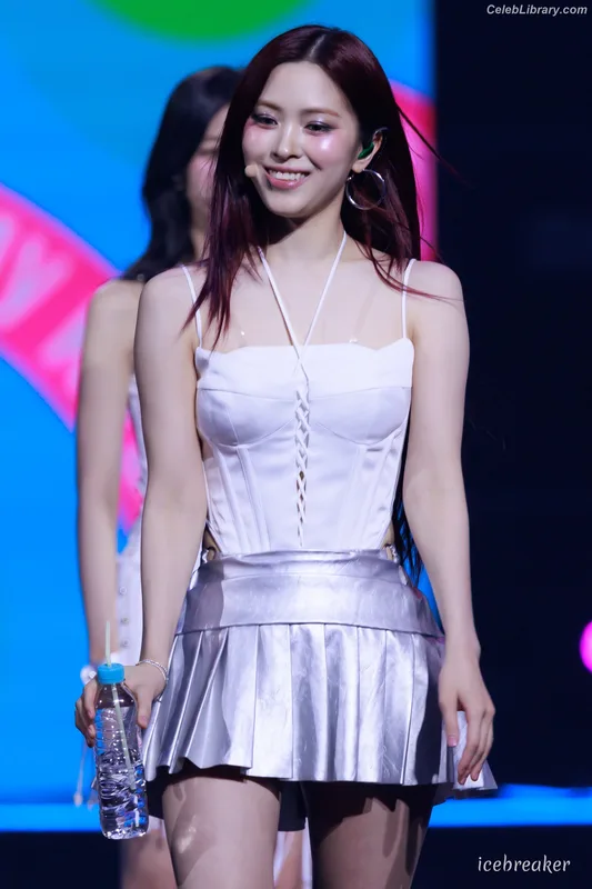 Ryujin (ITZY) photo 4 of 523