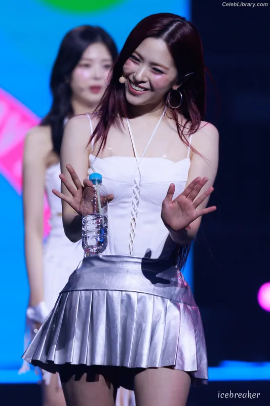 Ryujin (ITZY) photo 5 of 523