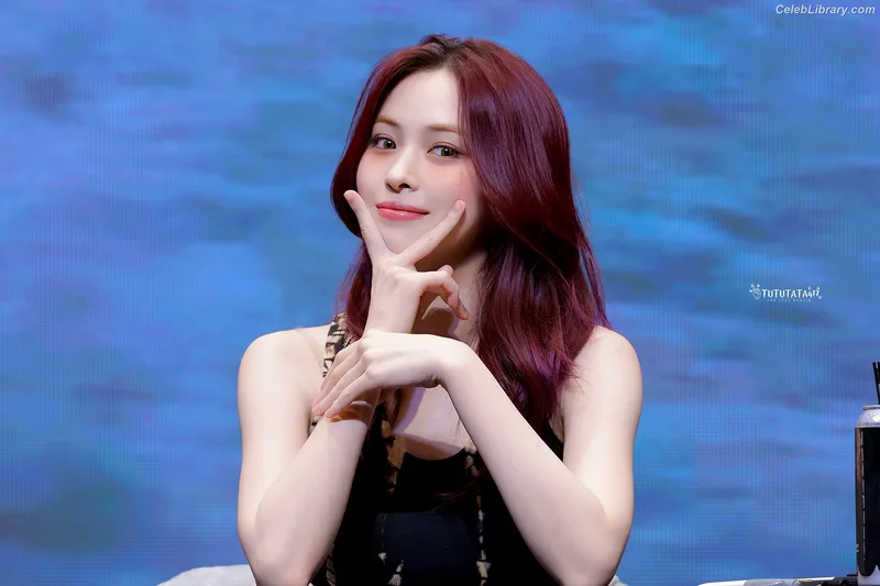 Ryujin (ITZY) photo 12 of 523