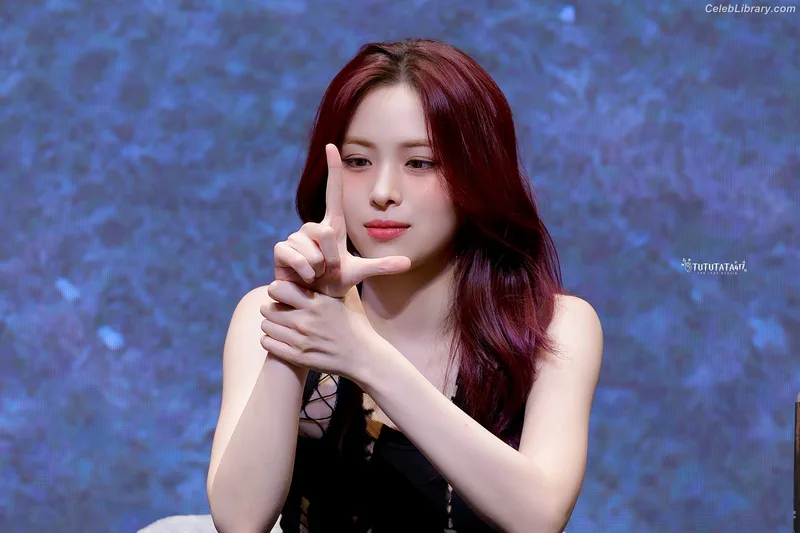 Ryujin (ITZY) photo 14 of 523
