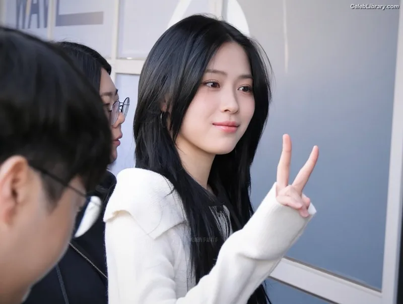 Ryujin (ITZY) photo 3 of 523