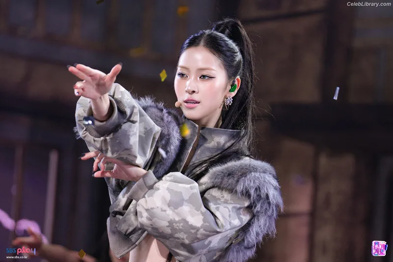 Ryujin (ITZY) photo 18 of 523