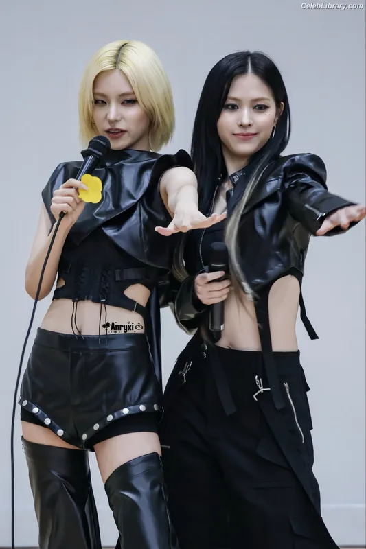 Ryujin (ITZY) photo 24 of 523