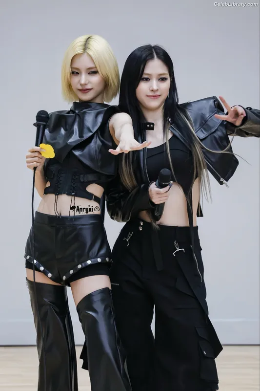 Ryujin (ITZY) photo 2 of 523