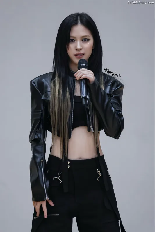 Ryujin (ITZY) photo 3 of 523