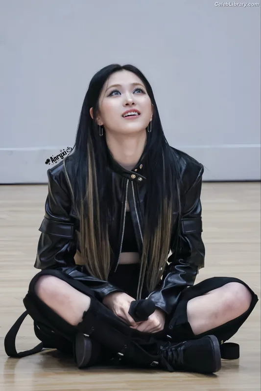 Ryujin (ITZY) photo 5 of 523
