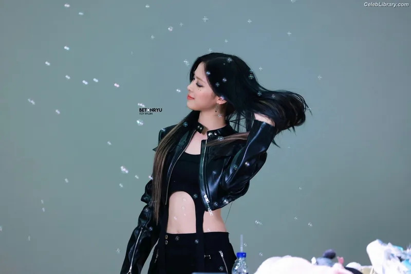 Ryujin (ITZY) photo 7 of 523